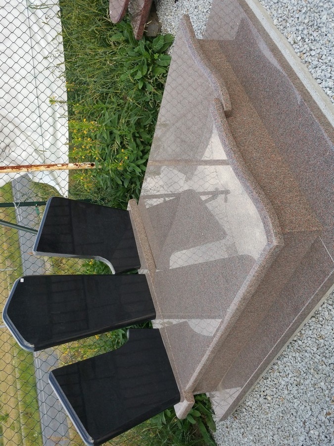 Nagrobek z jasnego kamienia